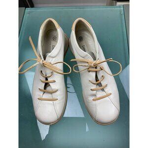 Leonardo di Vinci womens cream leather lace up shoes